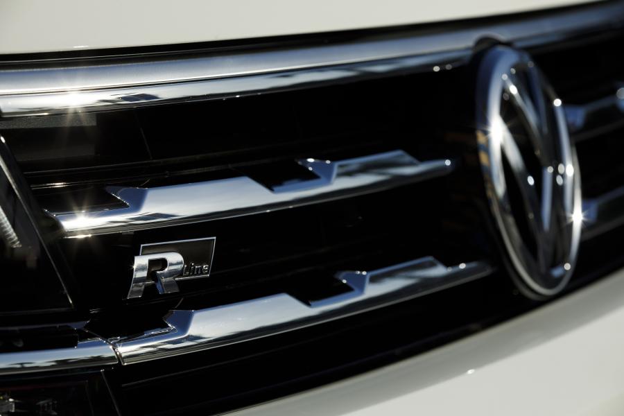 Логотип Volkswagen Tiguan R-Line 2017 года  (NA) (фото 8 из 43)